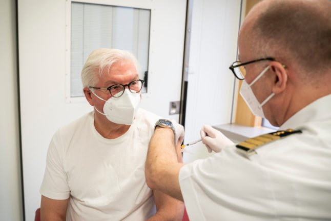 Tổng thống Đức Frank-Walter Steinmeier được tiêm ngừa liều đầu tiên vắc xin ngừa COVID-19